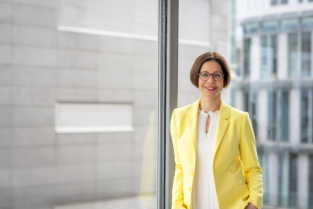 Elena Springub im gelben Blazer, Portrait am Fenster, aufgenommen am Sparring Day.